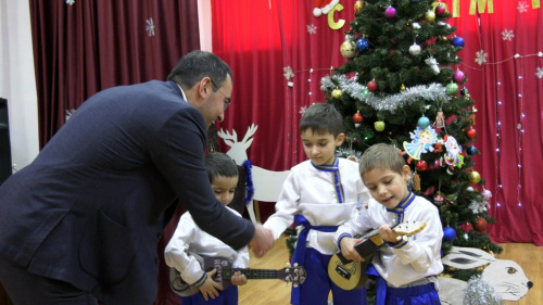 Глава Дербента подарил обещанные подарки трем воспитанникам из социального реабилитационного центра 