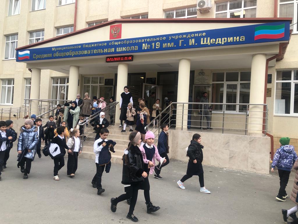 Учебно-тренировочная эвакуация в МБОУ СОШ № 19 Учебно-тренировочная эвакуация в МБОУ СОШ № 19